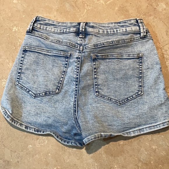 LIGHT WASH JEAN SHORTS - Picture 2 of 2